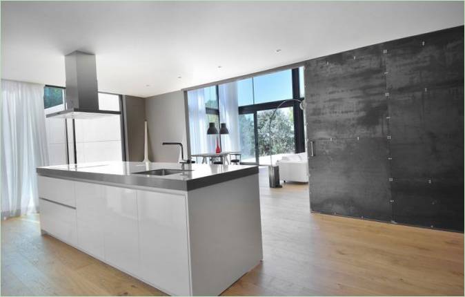 Divisorio grigio scuro tra cucina e soggiorno