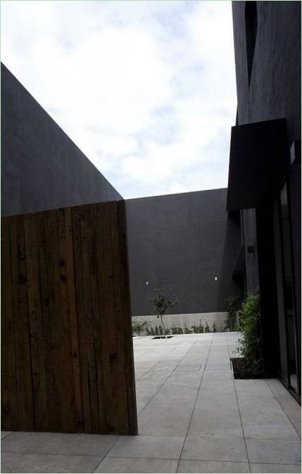 Combinazione di pietra e legno naturale nel design