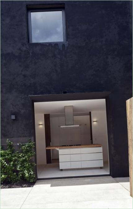 L'ingresso alla casa inizia dalla cucina