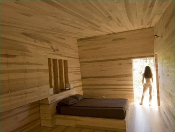 Biancheria da letto marrone in camera da letto con finiture in legno