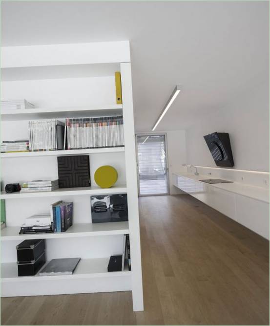 Interno di un cottage moderno dal design minimalista nei toni del bianco di Humberto Conde, Parede, Cascais, Portogallo