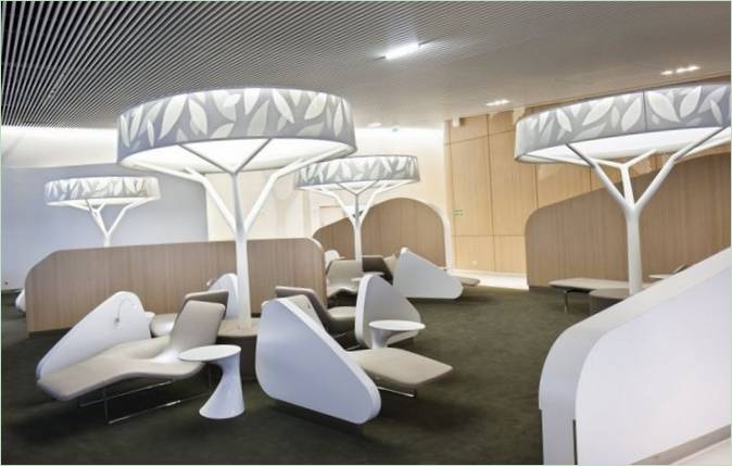 Lounge dell'aeroporto: arredamento in legno bianco