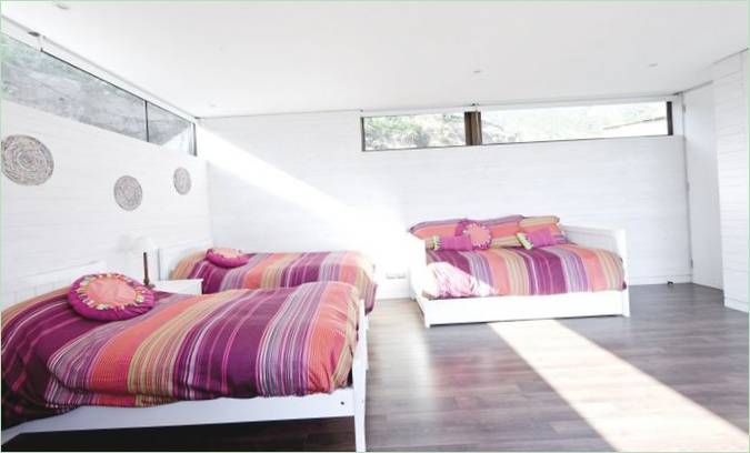 Originale combinazione di colori in una stanza di una casa costiera di LAND Arquitectos