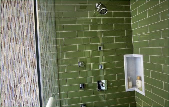 Pareti della doccia rivestite con piastrelle verdi