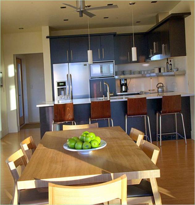 Interno di una cucina con zona pranzo