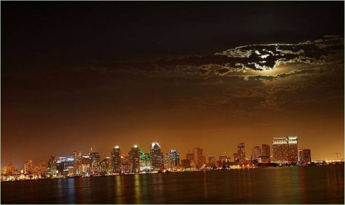 Una vista di San Diego di notte