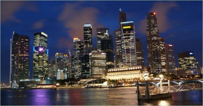Una vista di Singapore di notte