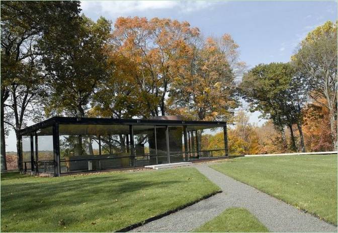 L'esterno della casa di vetro progettata da Philip Johnson