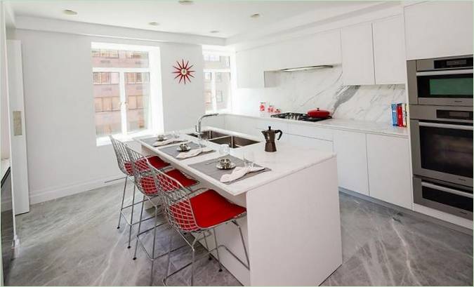 Cucina in marmo bianco con accenti rossi