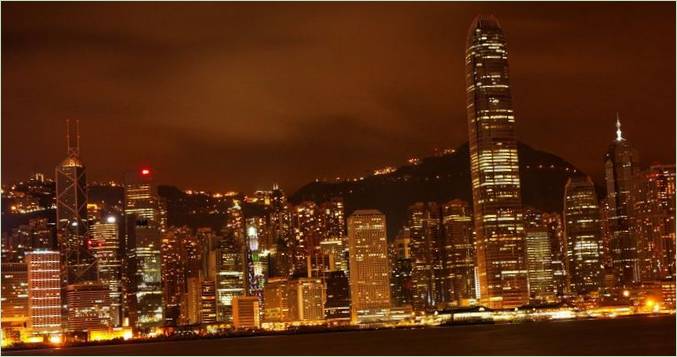 Vista di Hong Kong di notte